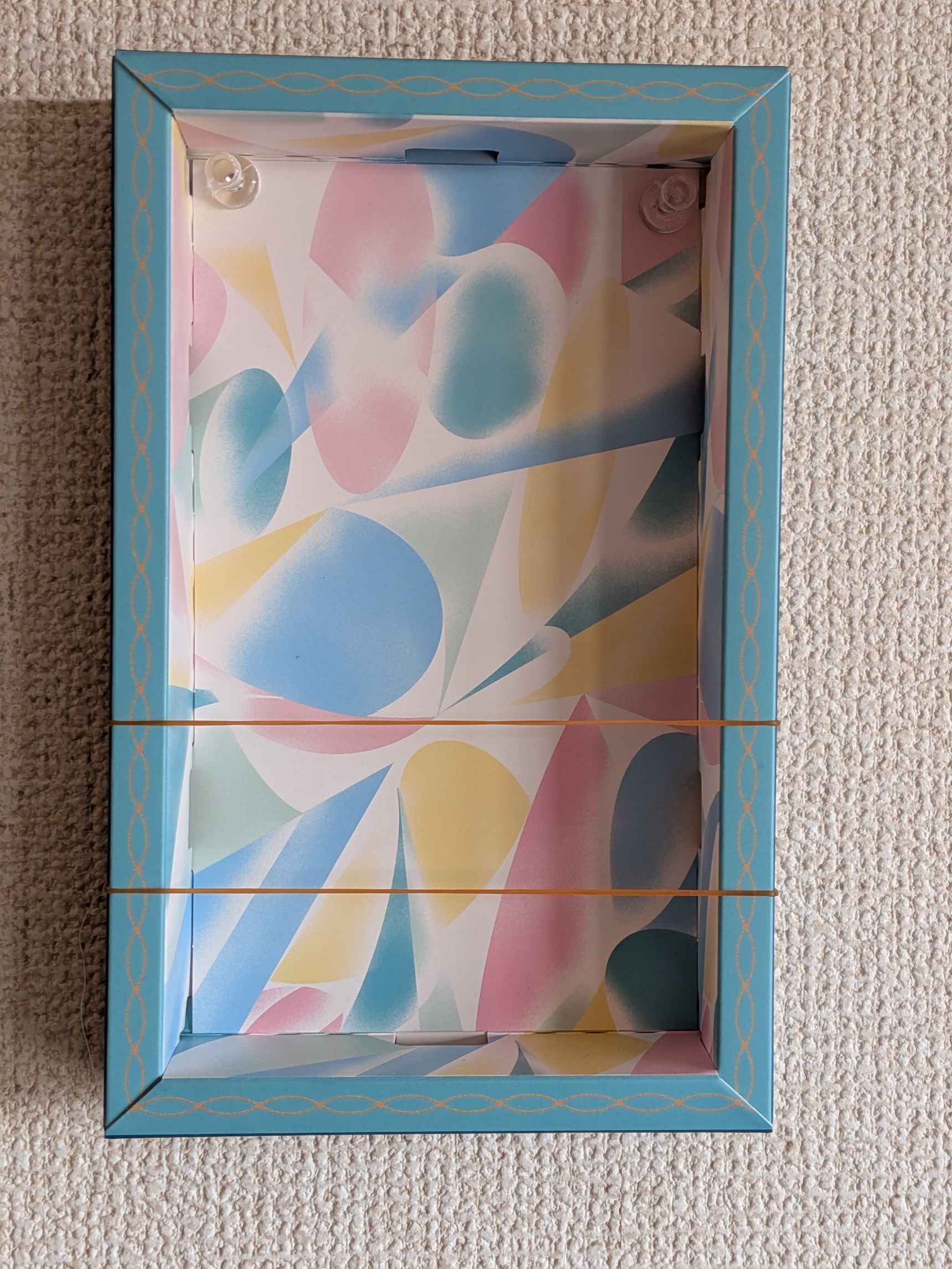 2. 輪ゴム2本を箱につける。