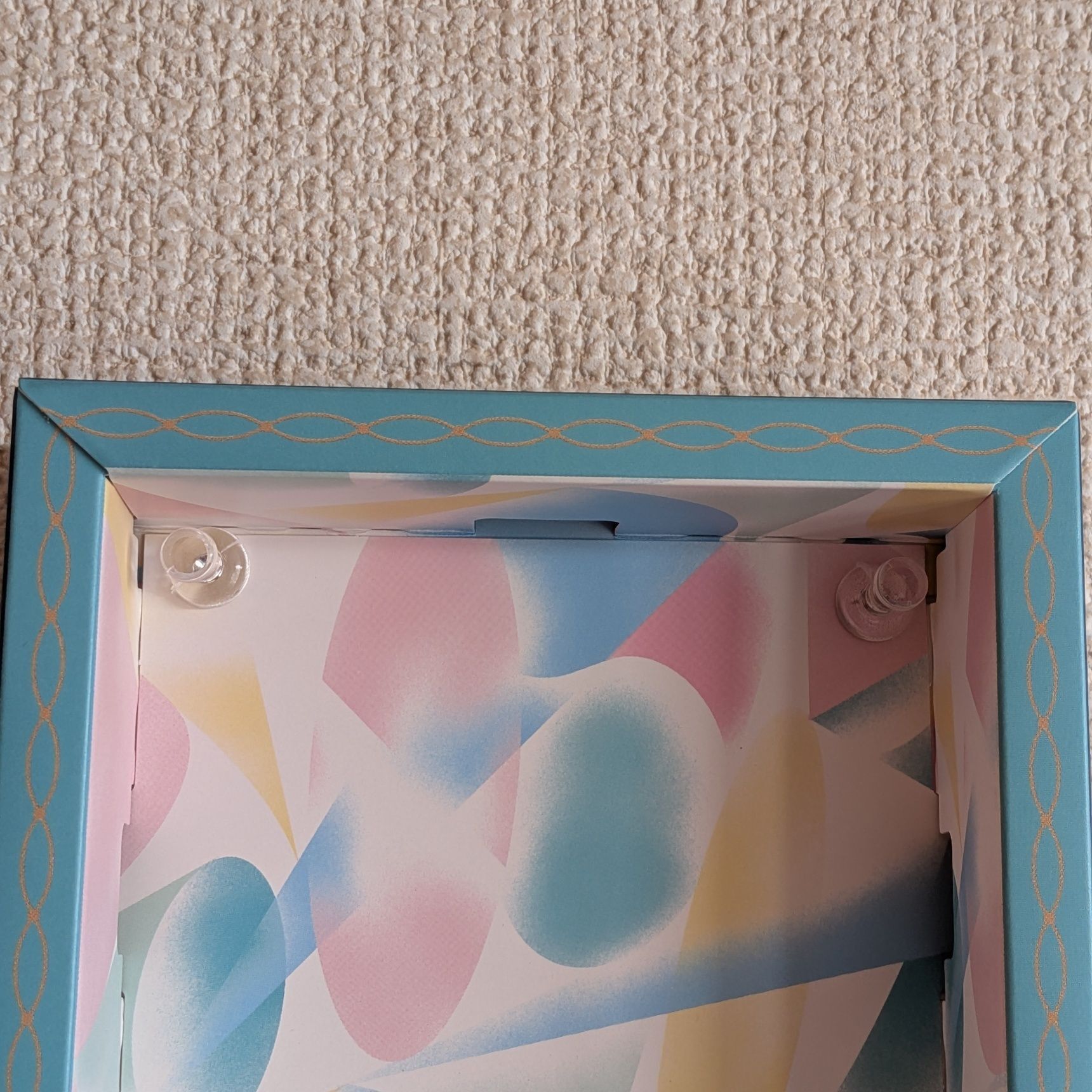 3. 落ちないようにカラープッシュピンで固定する。