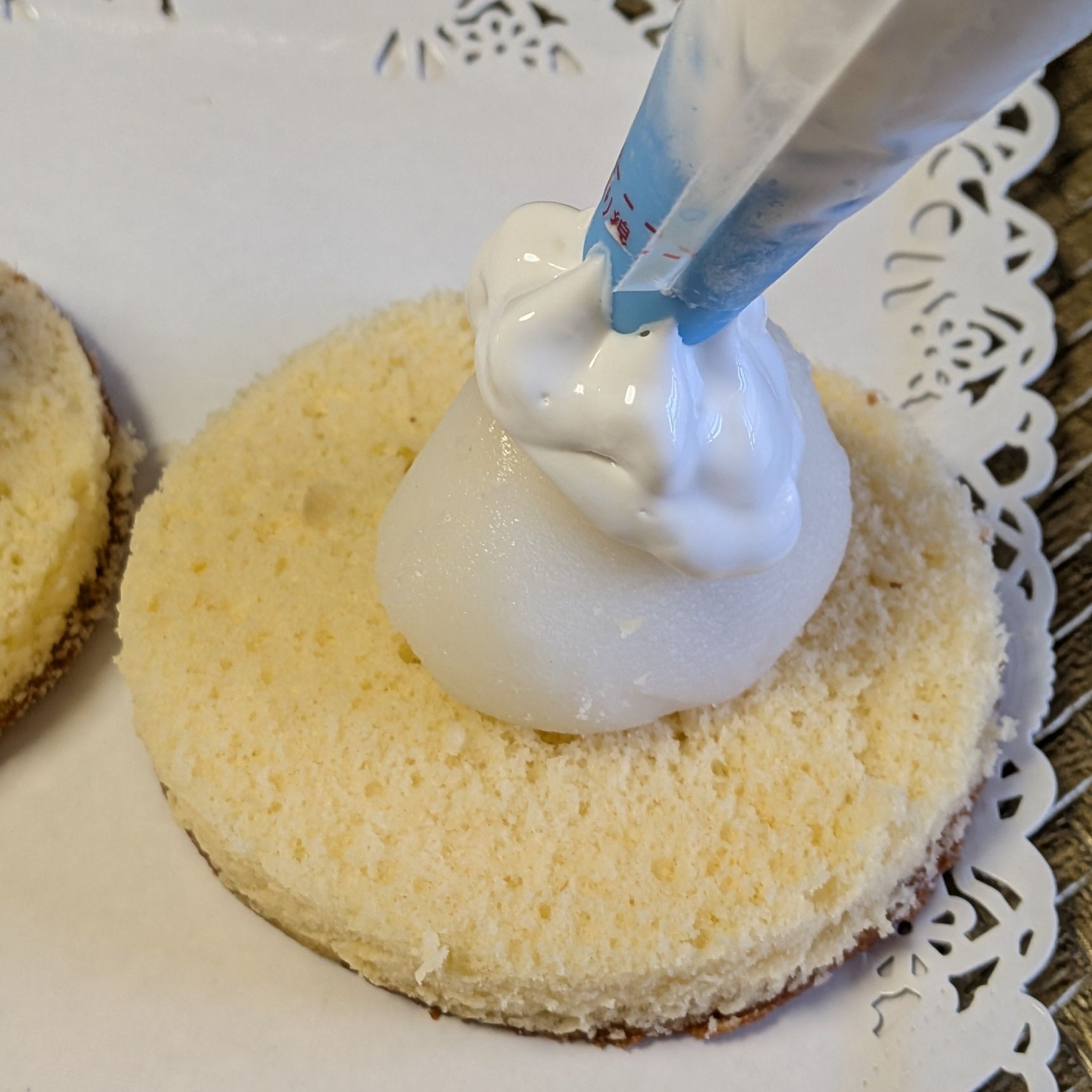 9、生クリームを絞る。スプーンなどで形を整える。