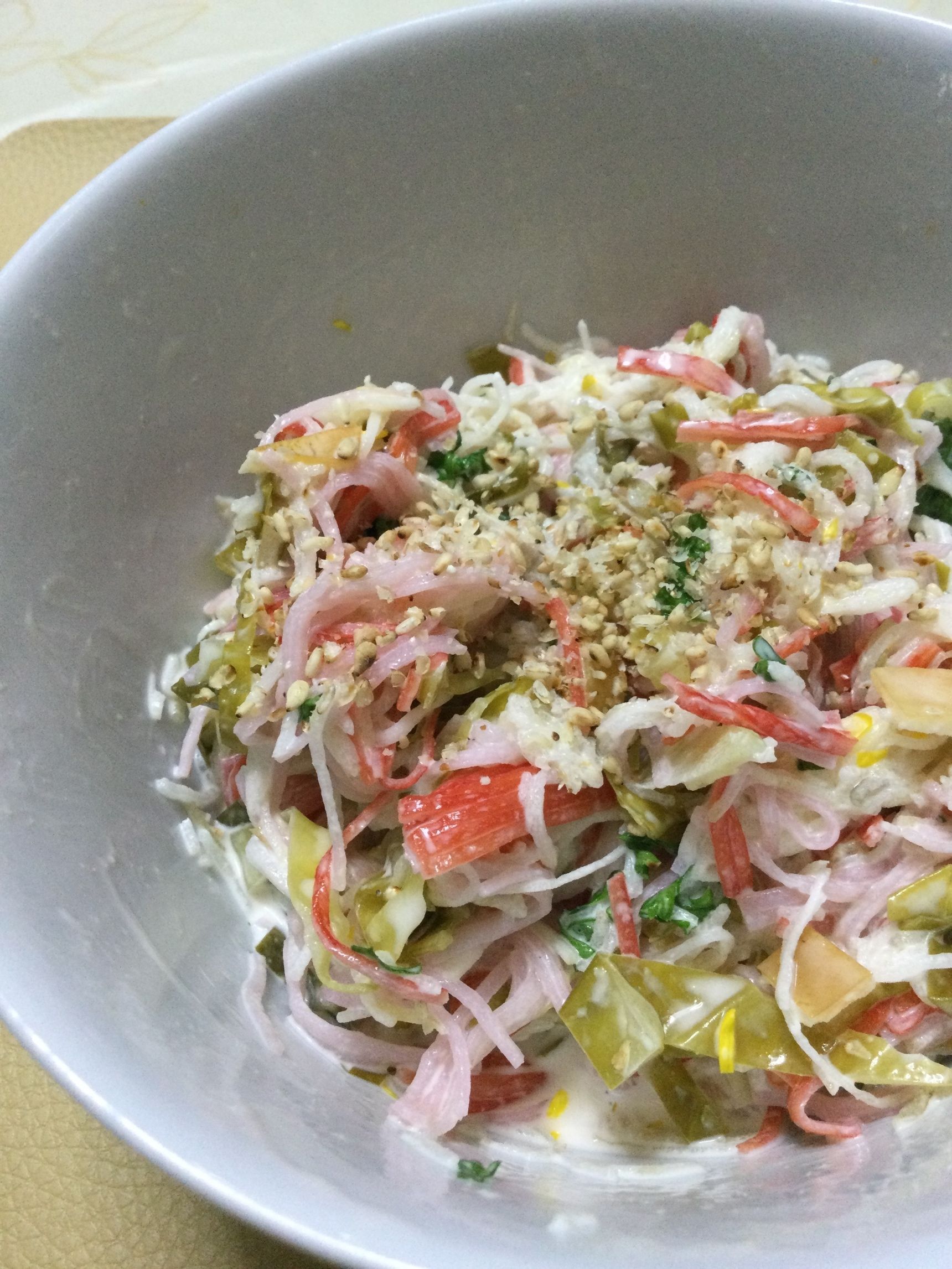 調味料を合わせて食材を混ぜ合わせます