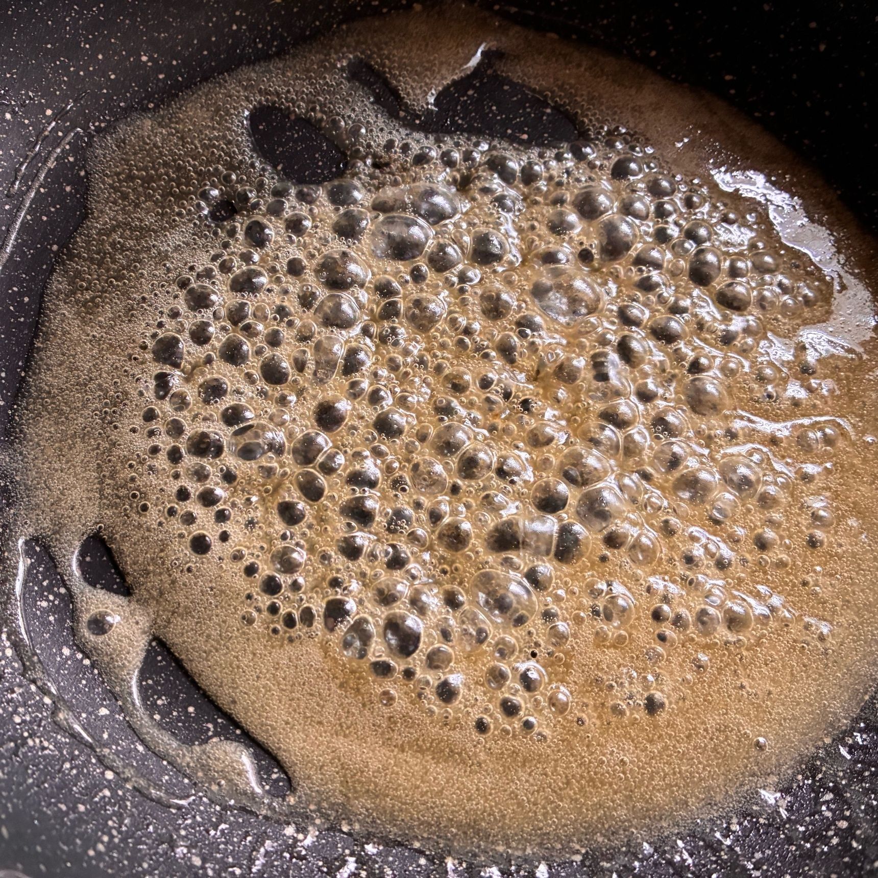 煮詰めてキャラメルを作る