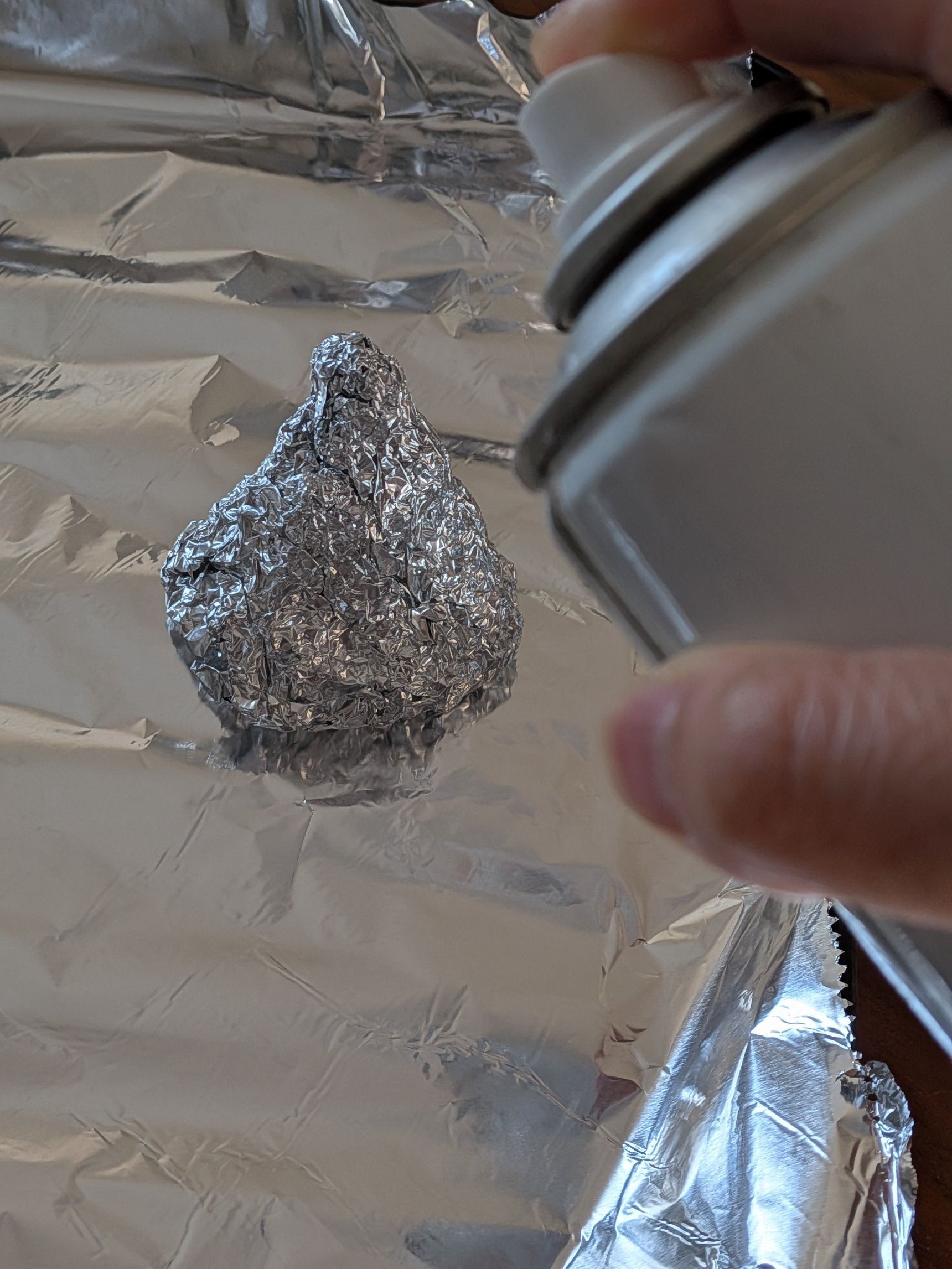 2、オイルスプレーをかける。＊無い方は軽く油を塗ると取りやすいと思います。