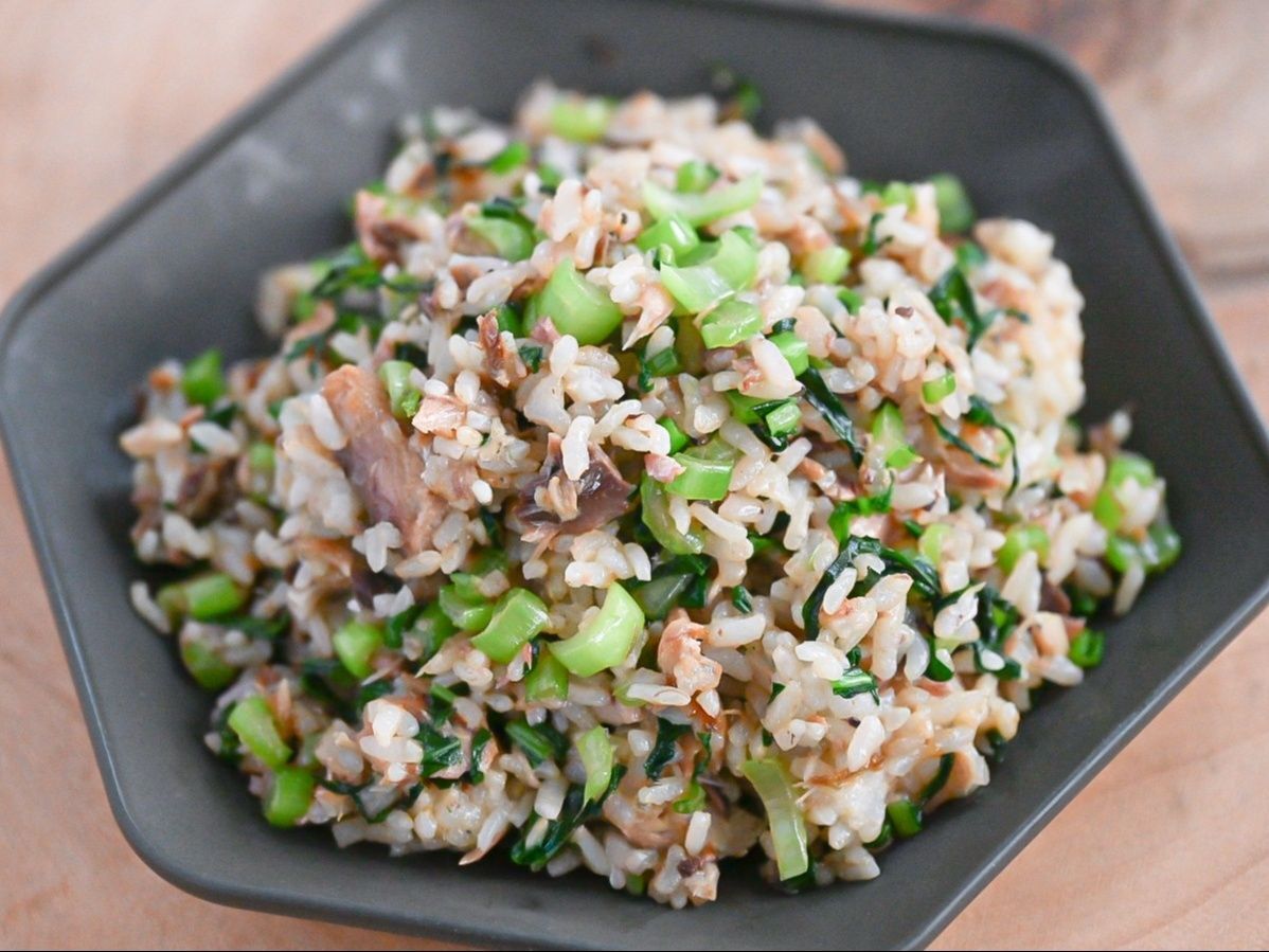栄養たっぷり！サバ缶と小松菜のチャーハン
