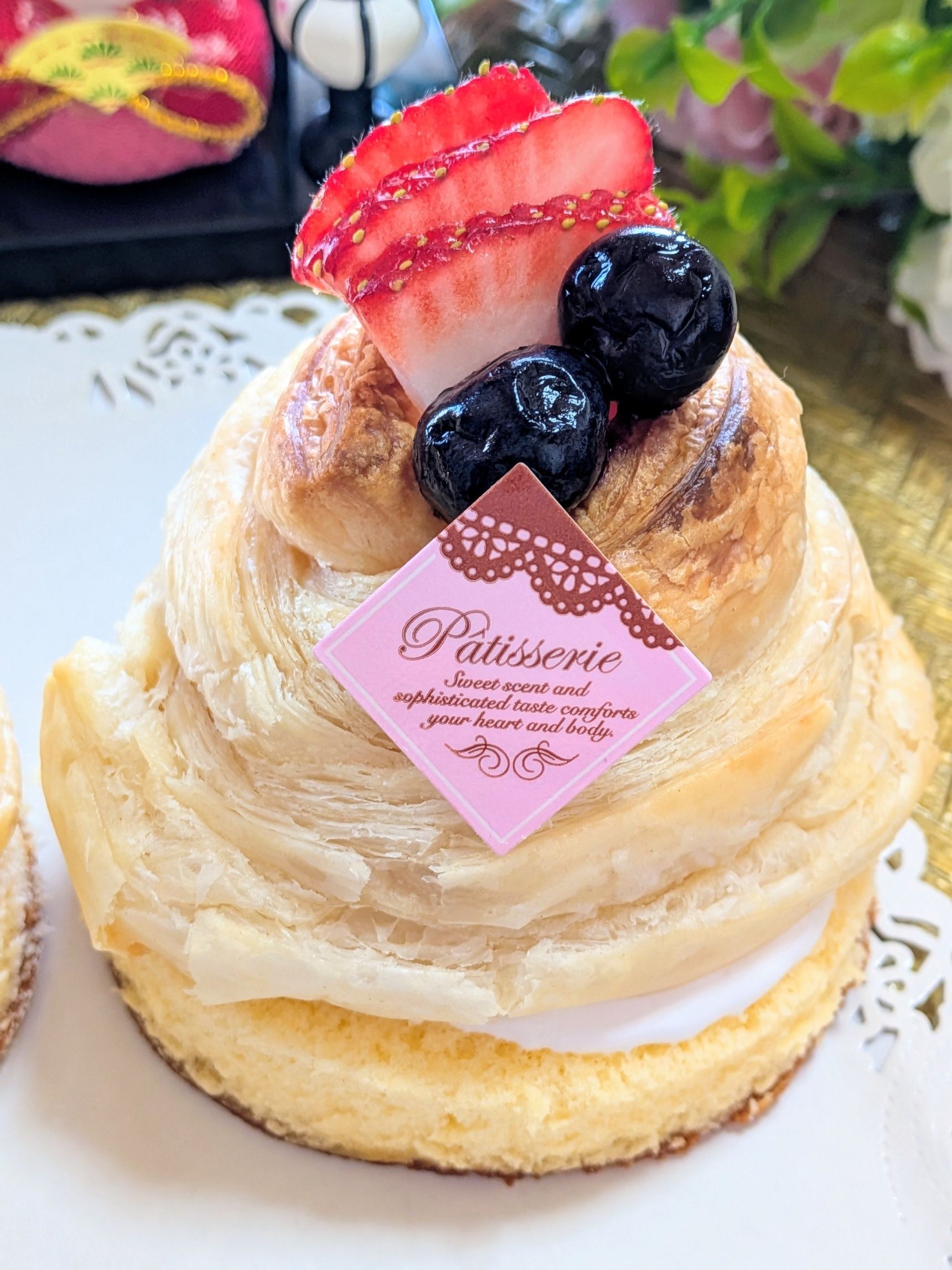 13、カットしたいちご、ブルーベリーをのせておひなさまの完成。