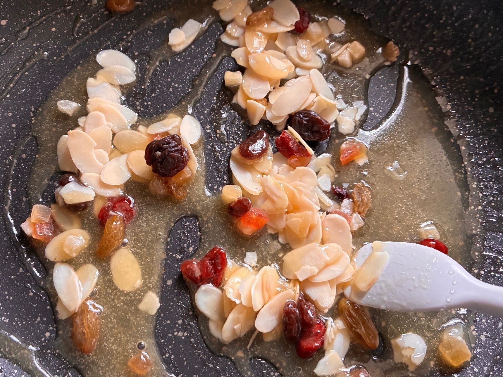 アーモンドを入れて混ぜる