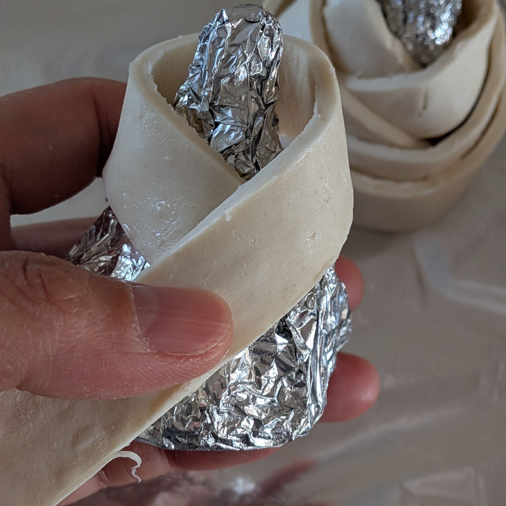 4、アルミホイルに巻き付ける。パイシート3本で1つのケーキになります。