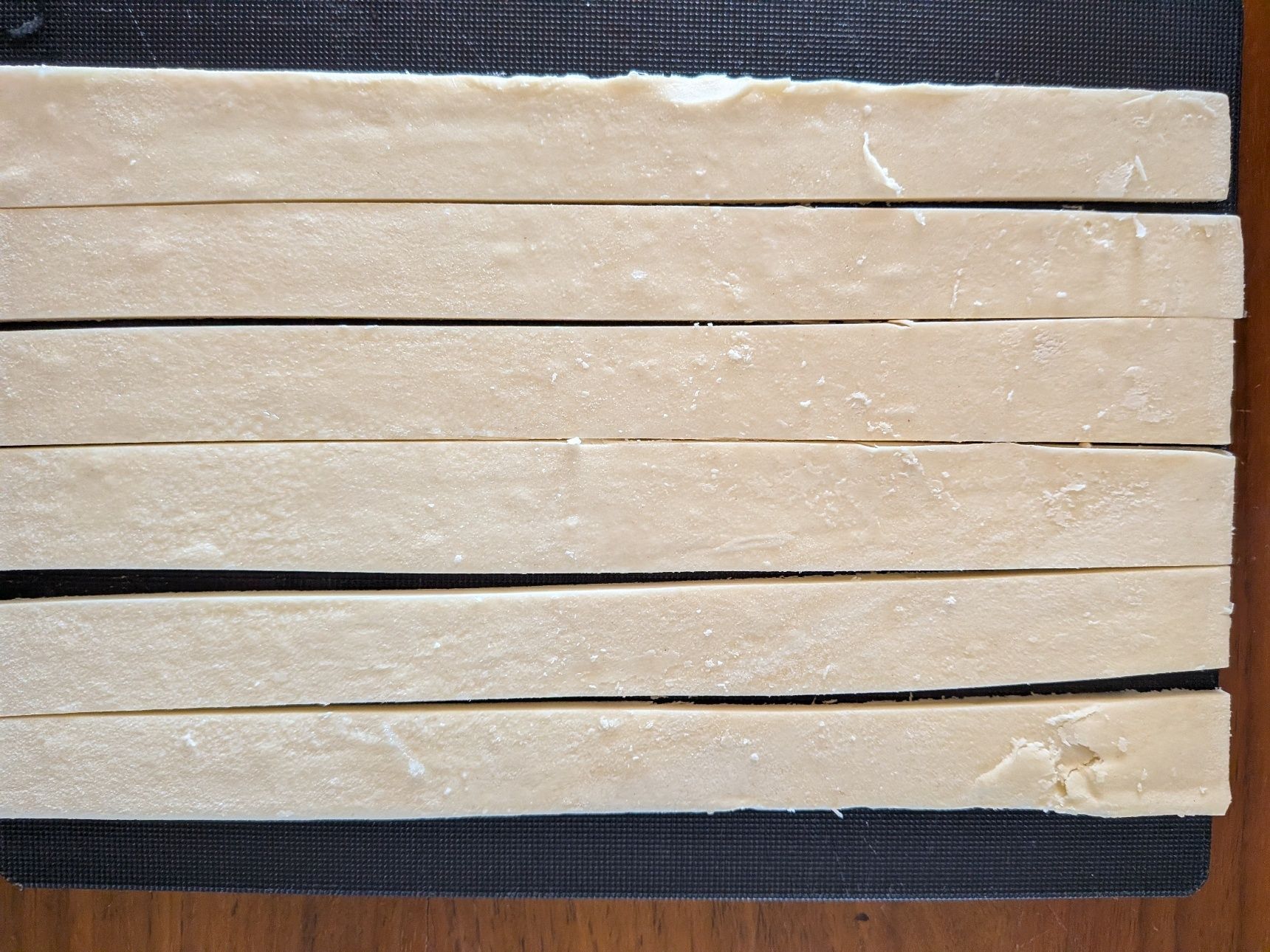 3、パイシートを6本に切る。