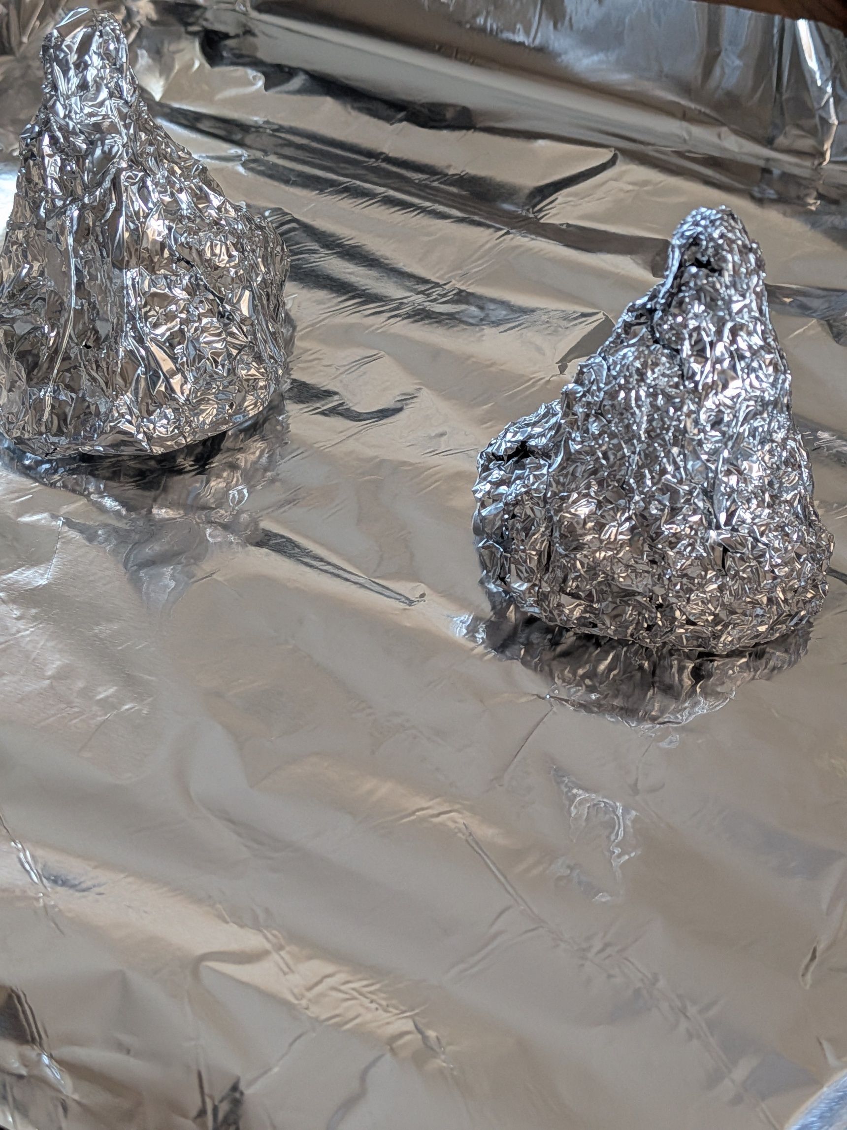 1、アルミホイルで底6センチ×高さ8センチ位の円錐をつくる。