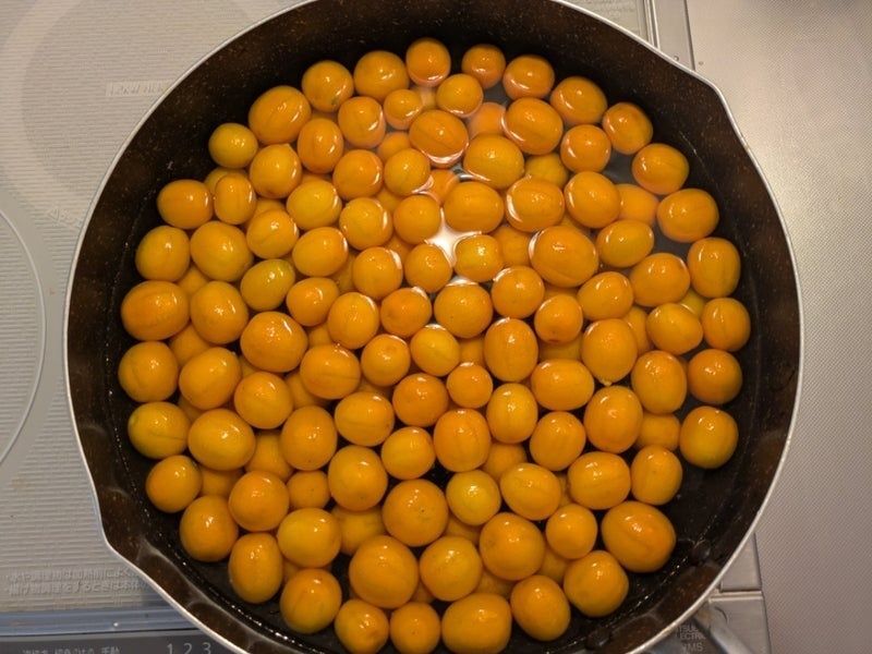 鍋に金柑とかぶるくらいの水を入れて5分茹でる