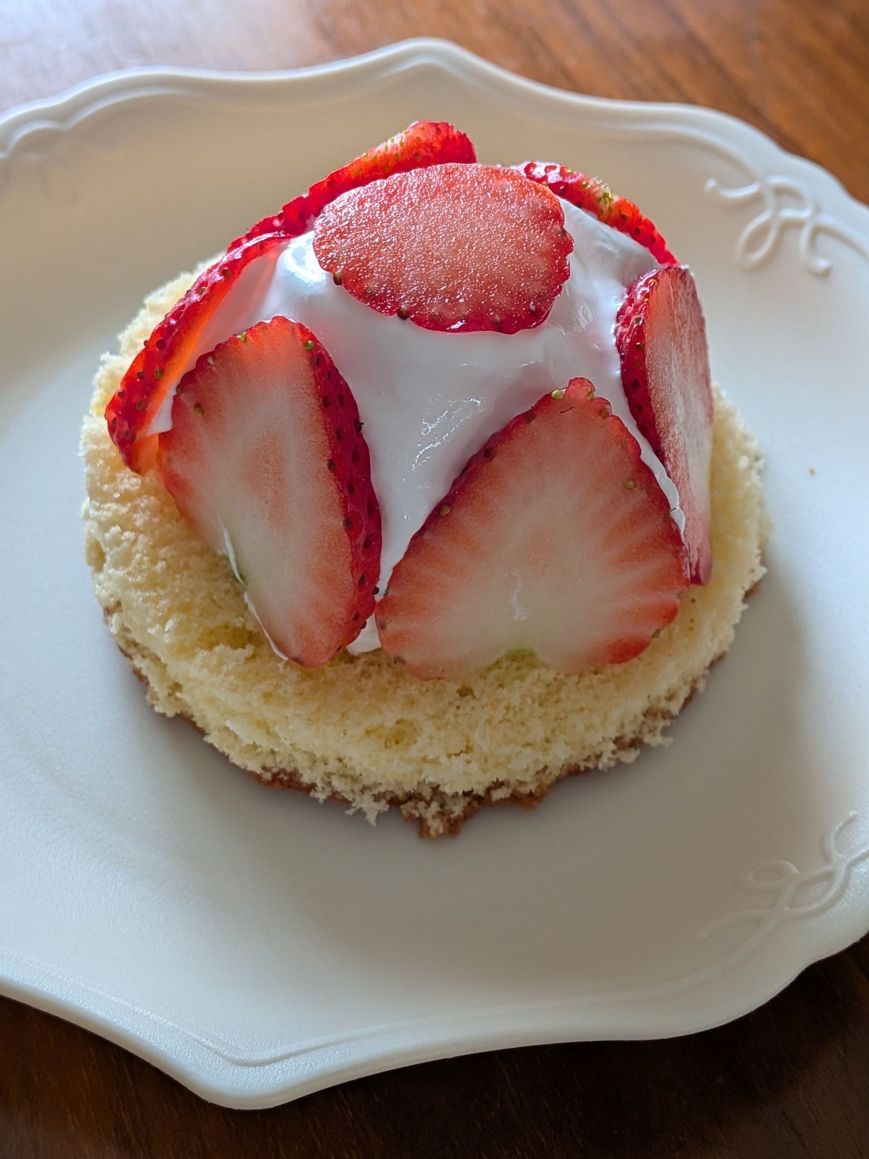 10、フルーツを薄く切り、まわりにつける。