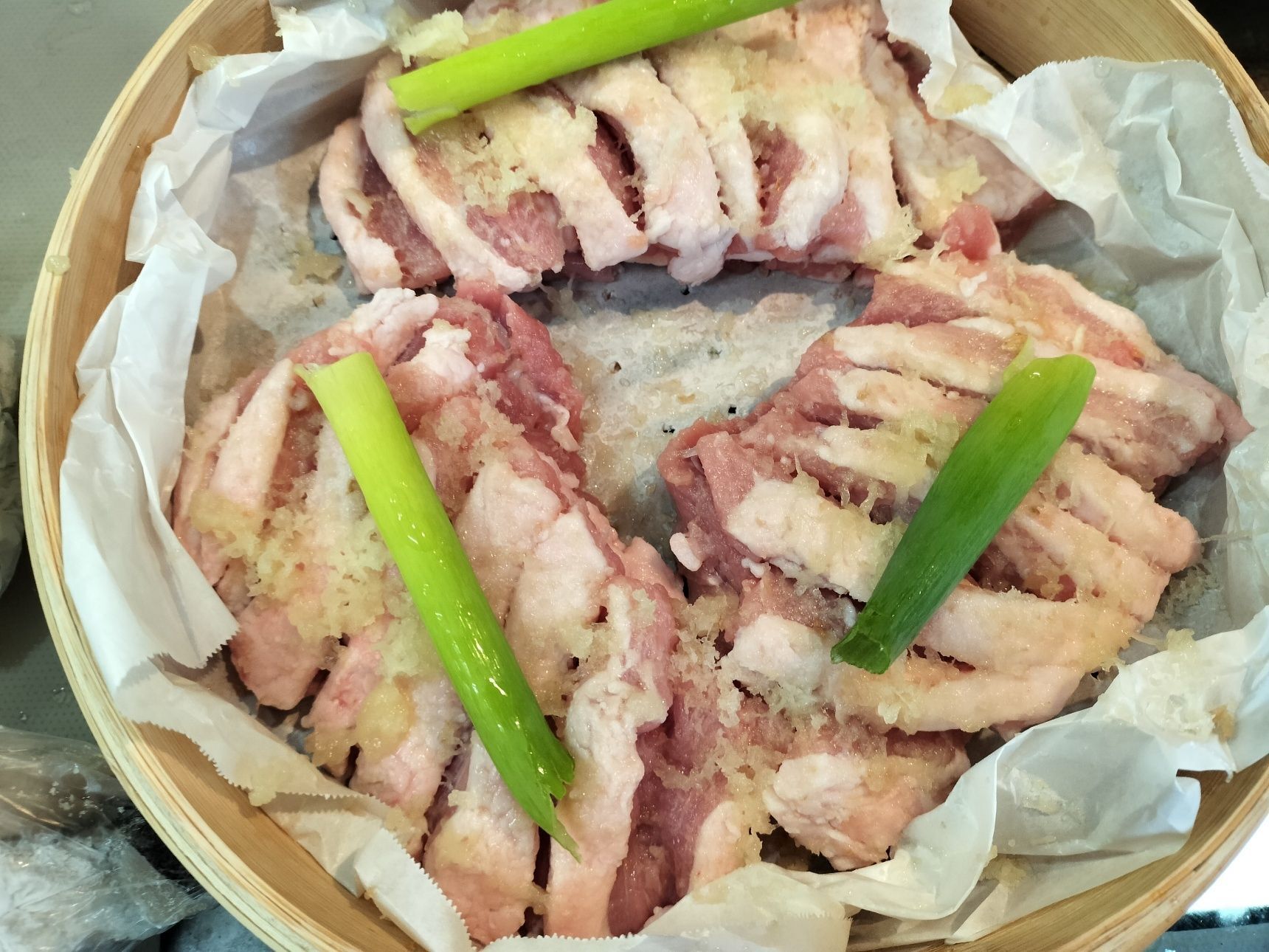 2、お鍋にお湯を沸かす→蒸し器に、穴を空けたクッキングシートを敷き、手順1の豚バラ肉をのせる→材料■をのせて蓋をする→弱火〜中火で10〜15分程蒸す【蒸し豚完成】