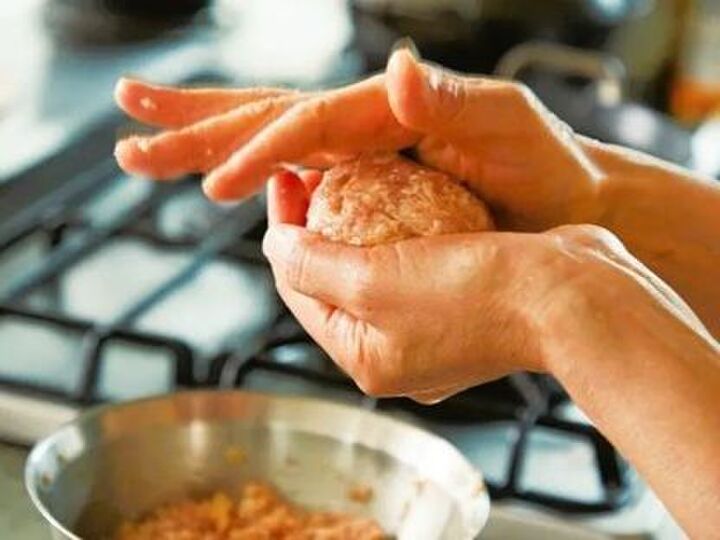 北京生まれの料理家ウー・ウェンさんの、我が家の一生ものおかず「鶏団子と小松菜の煮物」の作り方。栄養満点ですよ♪