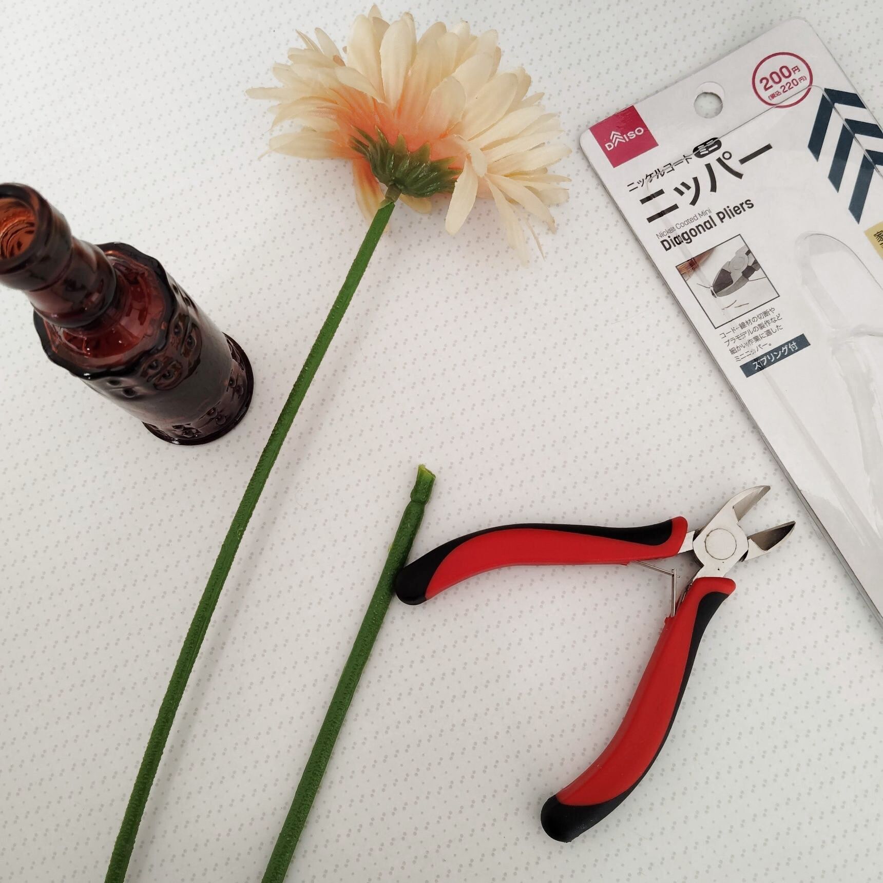 造花を小瓶に活ける　