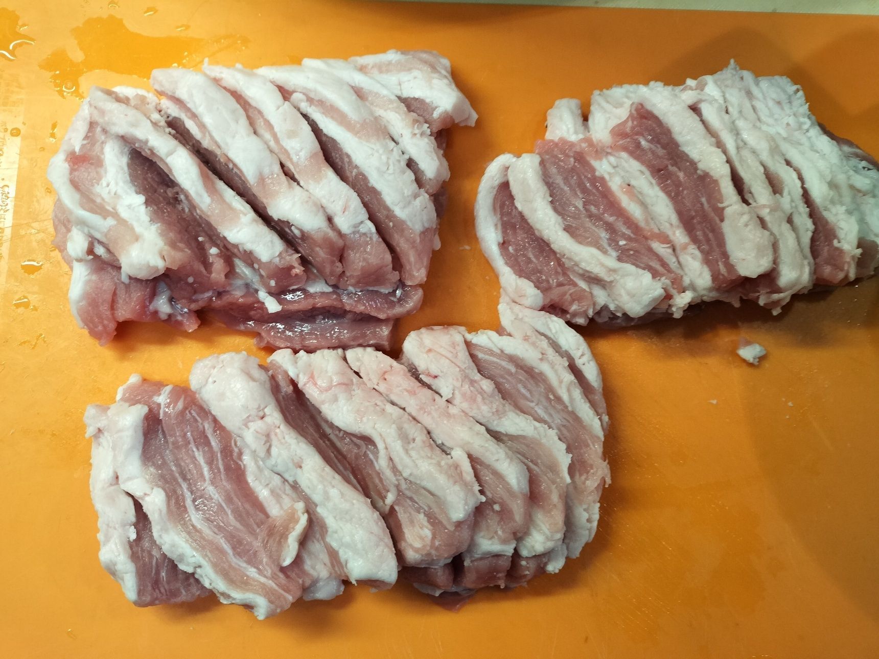 1、豚バラ肉（ブロック）全体にフォーク等で刺して穴を開ける→おおよそで3等分してから、少し斜めに深く切り込みを入れ、材料▲をふりかけて、すり込む（※切り込みを入れていない面にもすり込み、10分程放置）