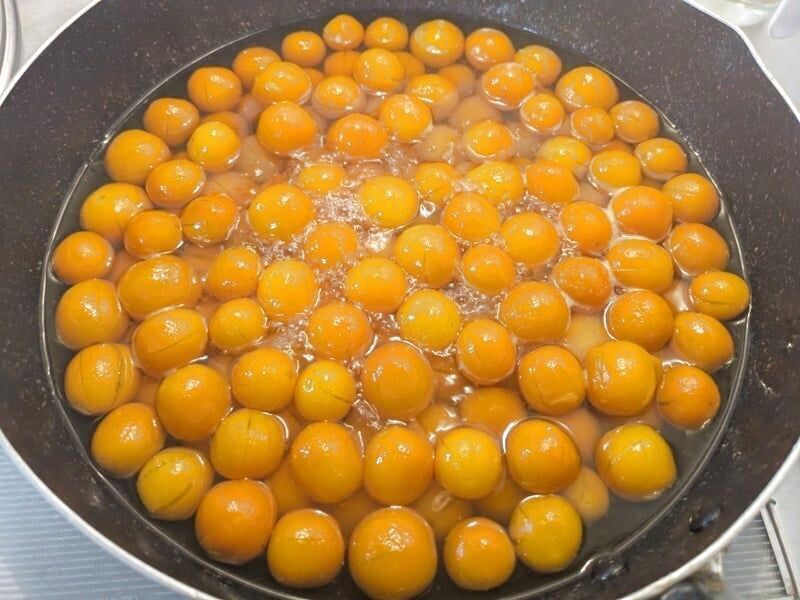 水と砂糖で煮込む