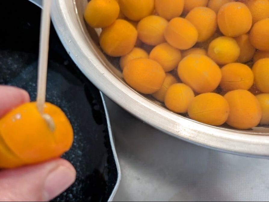 切れ込みにつまようじを入れて種を取る