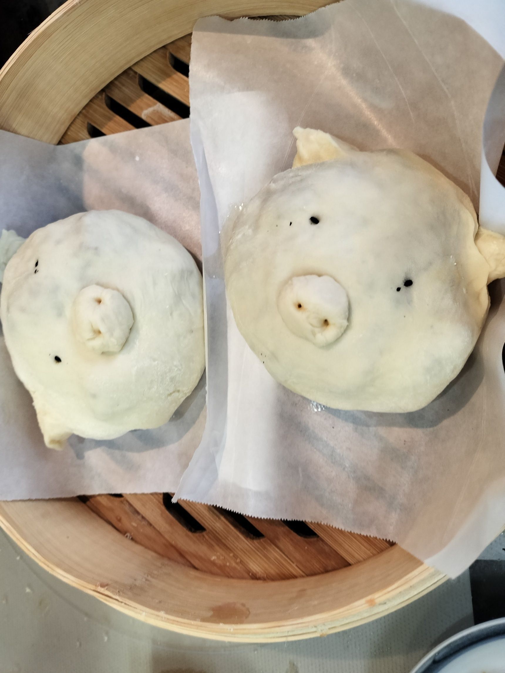 6、あらかじめ捏ねておいた肉まんの生地を平らに広げる→手順5の適量の餡をのせて包む