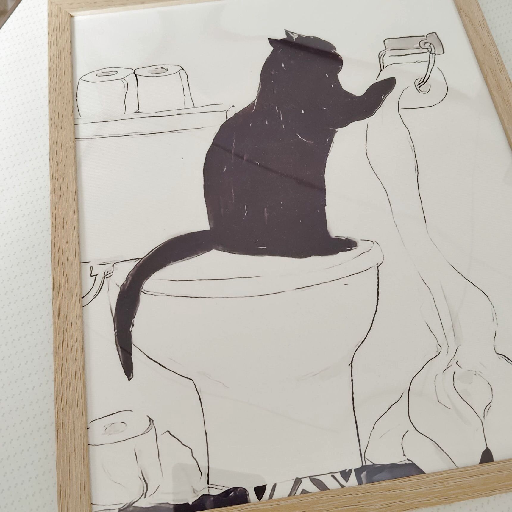 猫の絵をフレームに入れる