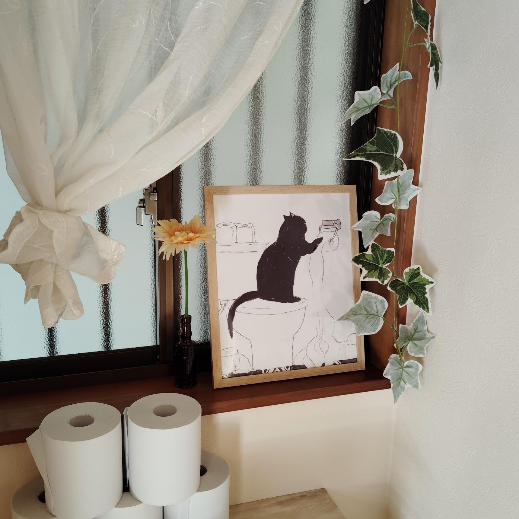 トイレの窓際に飾る