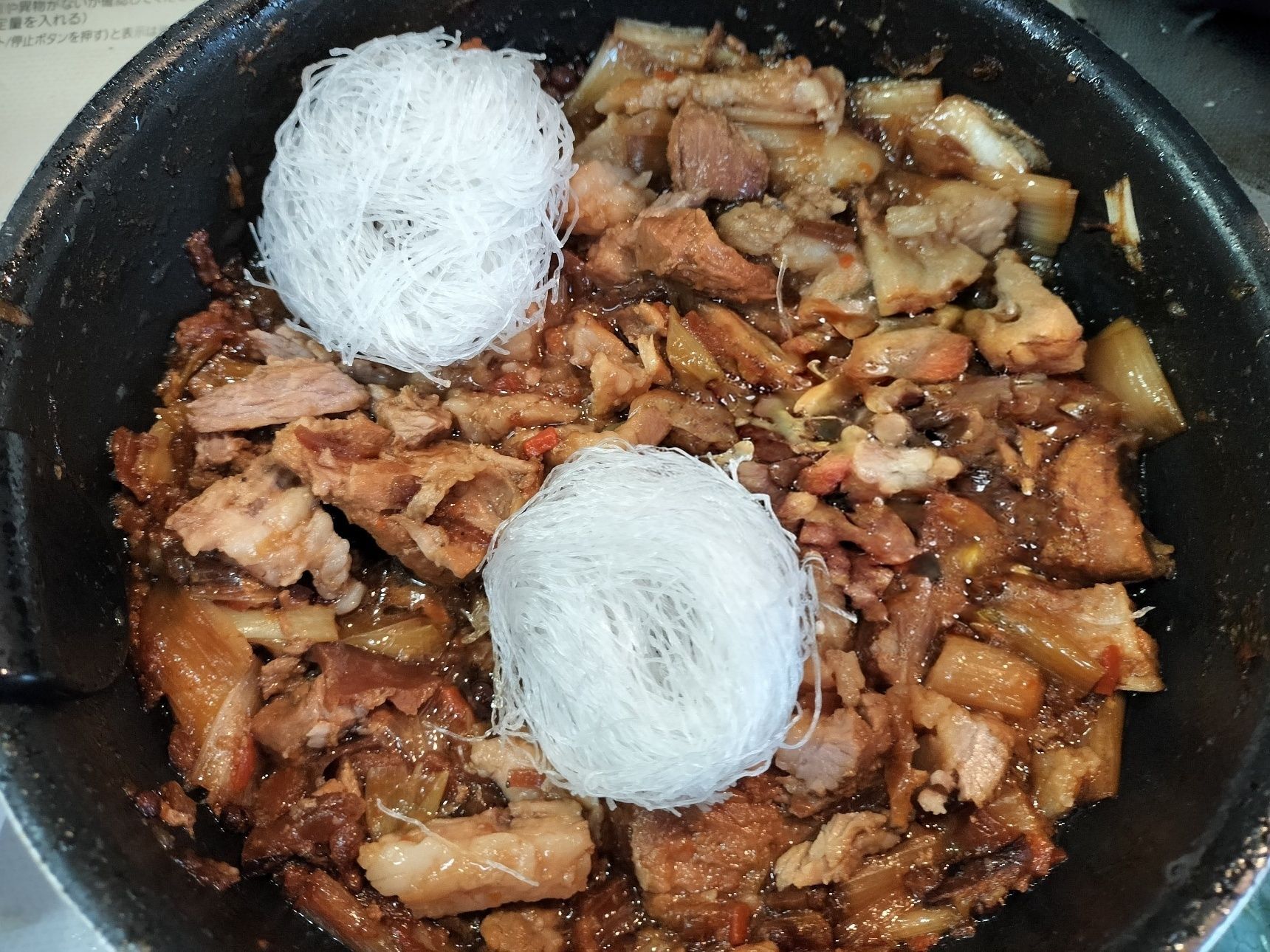 5、適量の煮豚を切り込みに沿ってスライスする→肉まんの具として食べやすいお好みの大きさに切る→手順3の煮汁に戻す→春雨を加えて、1分ほど加熱する【肉まんの餡完成】