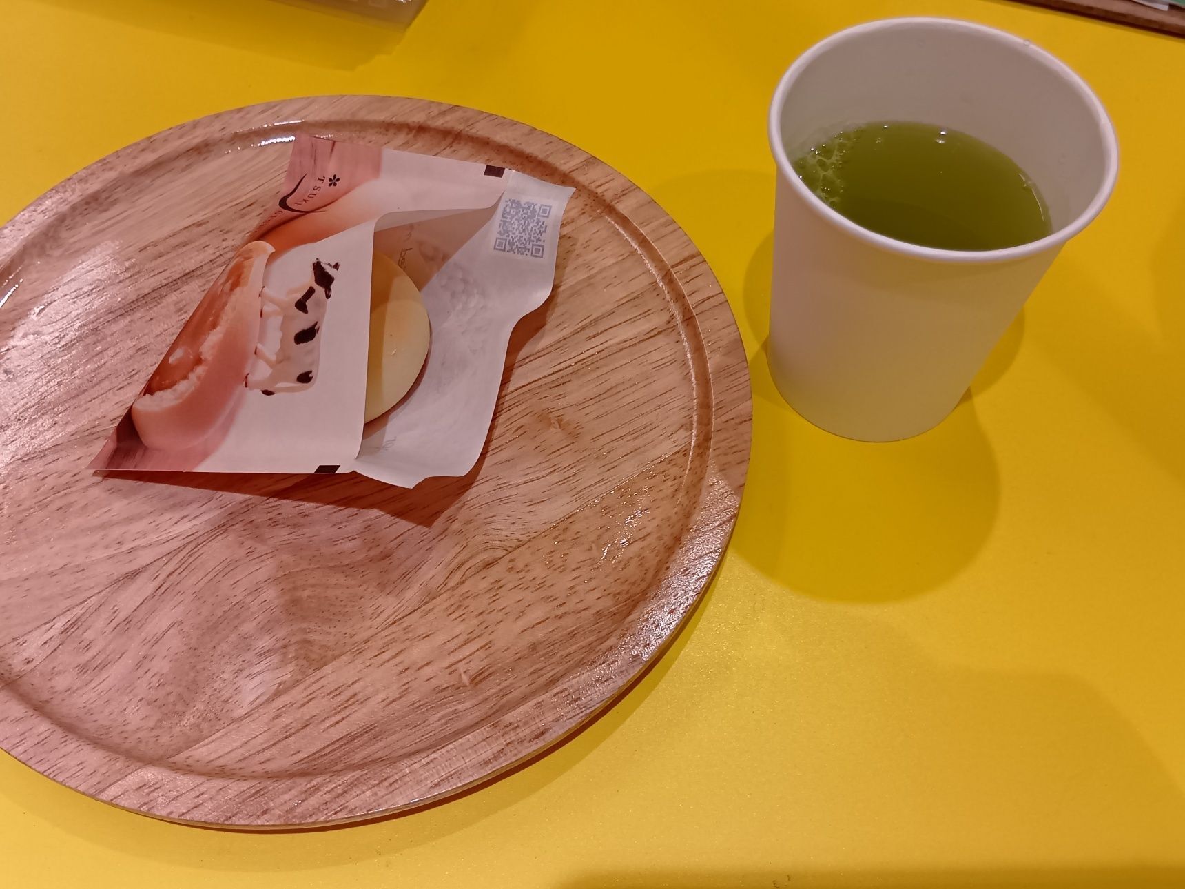 焼きたて月化粧を購入すると、お茶などもセルフサービスで飲むこともできますよ（もちろん無料！）