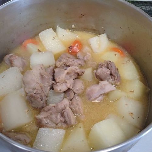 だしと調味料を加える