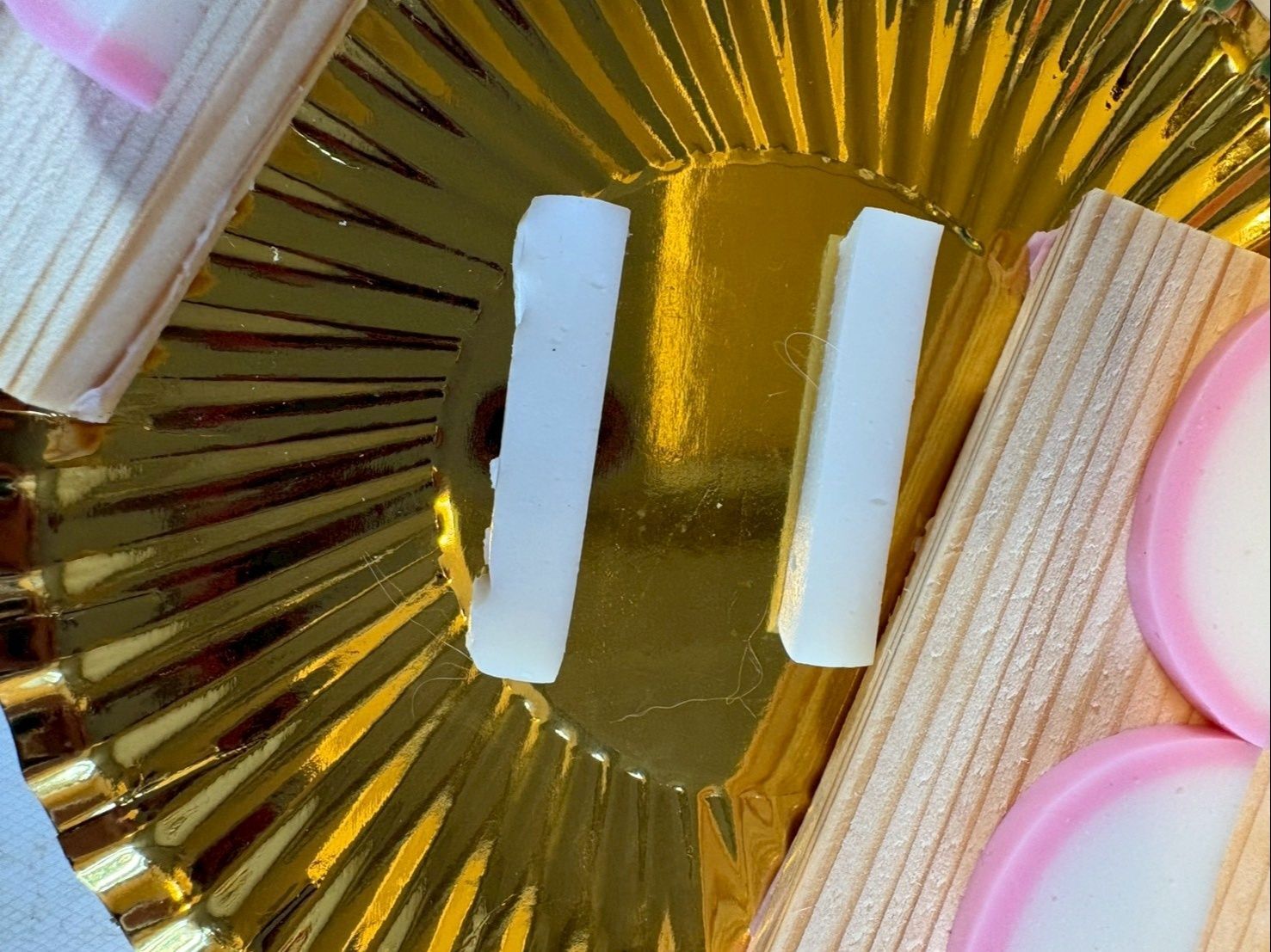 皿の中央が凹んでいる場合は蒲鉾を細く2本切って、下駄を履かせてください。