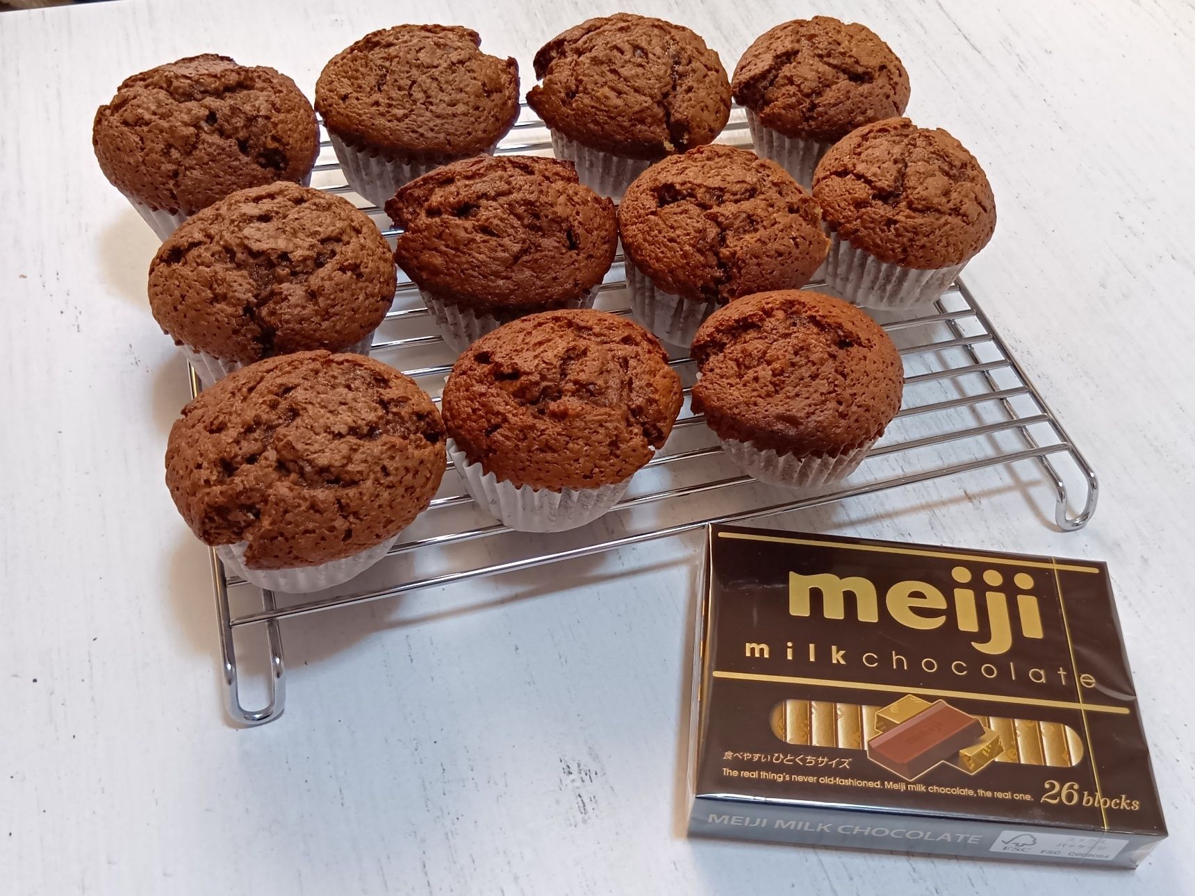 ミルク＆ブラックの明治チョコ使用！材料シンプル！泡だて器1本で作れる濃厚ブラウニーカップケーキ