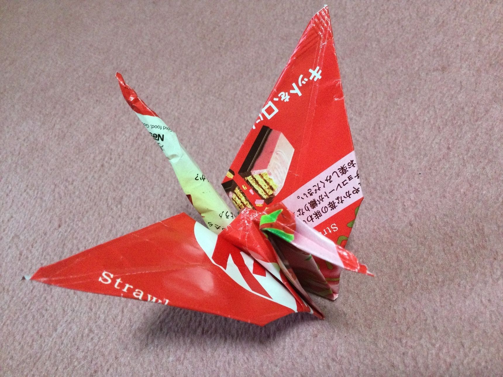 キットカットの苺ショコラ味と紙パッケージにワクワク〜鶴を折ってみました！