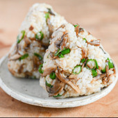 やみつきに！まいたけのみそおにぎりのレシピ