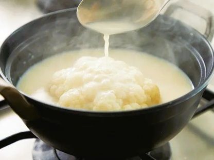 北京生まれの料理家ウー・ウェンさんの、反響の大きかった「カリフラワーの豆乳鍋」の作り方。やさしいおいしさのお鍋です♪