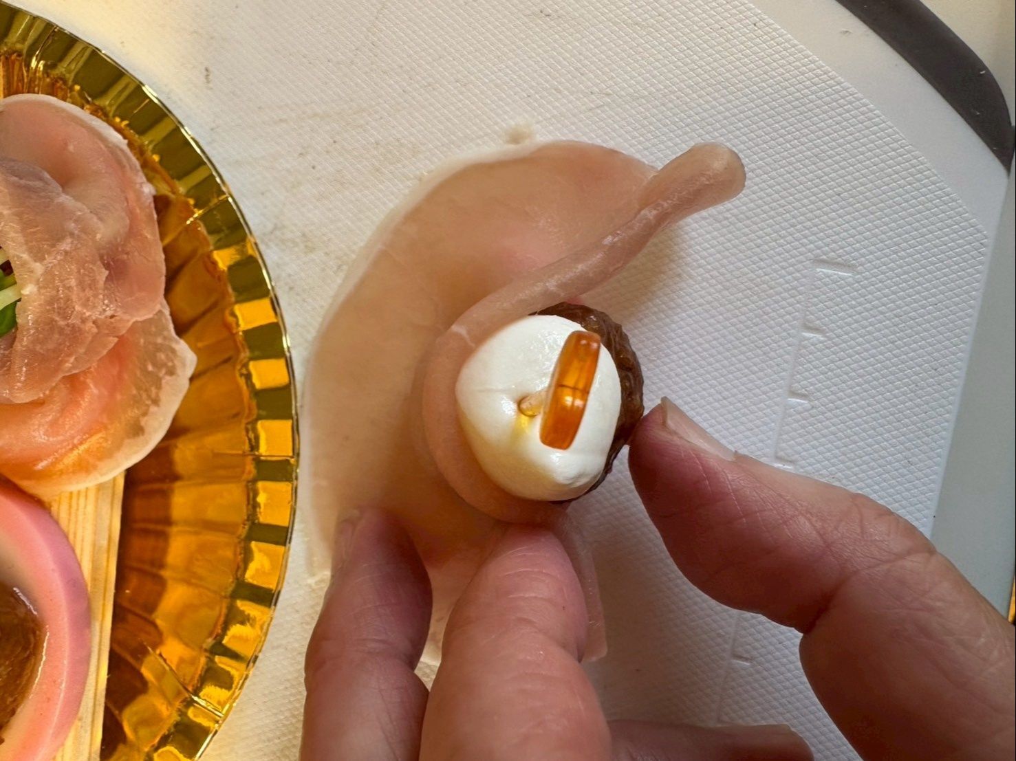 生ハムを巻き付けて着物にします。