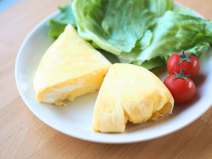 鍋にドボンと入れるだけで…!?『ポリ袋オムレツ』の作り方。ふわトロ食感にやみつきです♪
