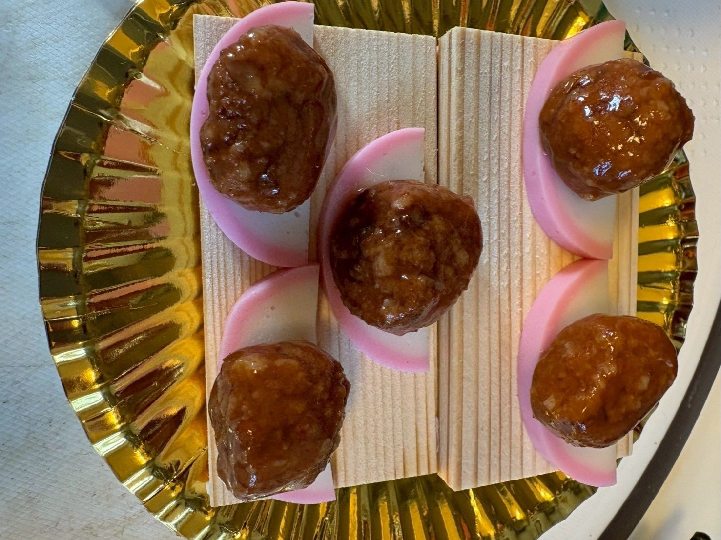 蒲鉾の台の上にミートボールを1個ずつ乗せます。