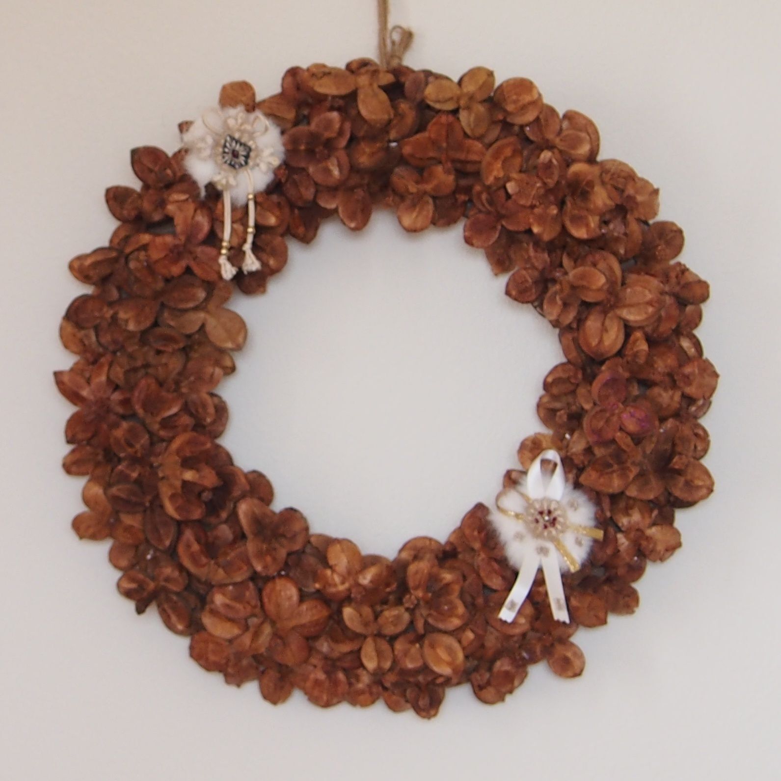 以前制作したブローチを付けています