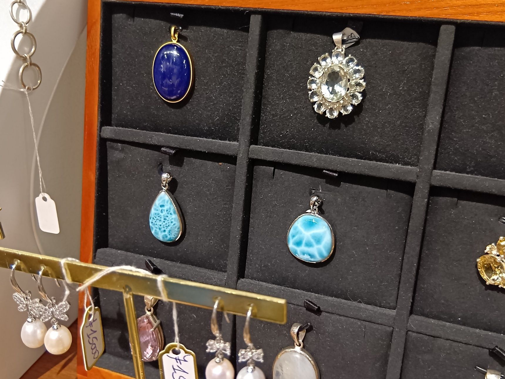 関西万博で入手するか迷ったラリマーのネックレスです。