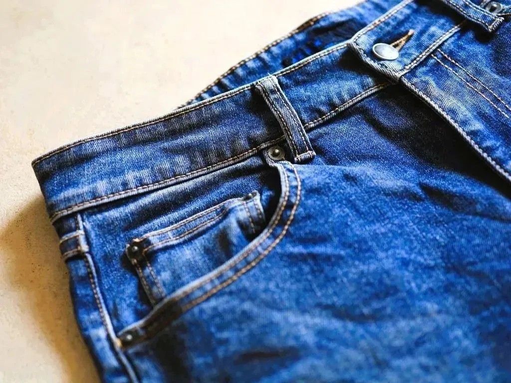 針や糸、テープも不要！【パンツの裾上げ】が今すぐできる裏ワザ。いざという時に覚えておくと便利ですよ♪