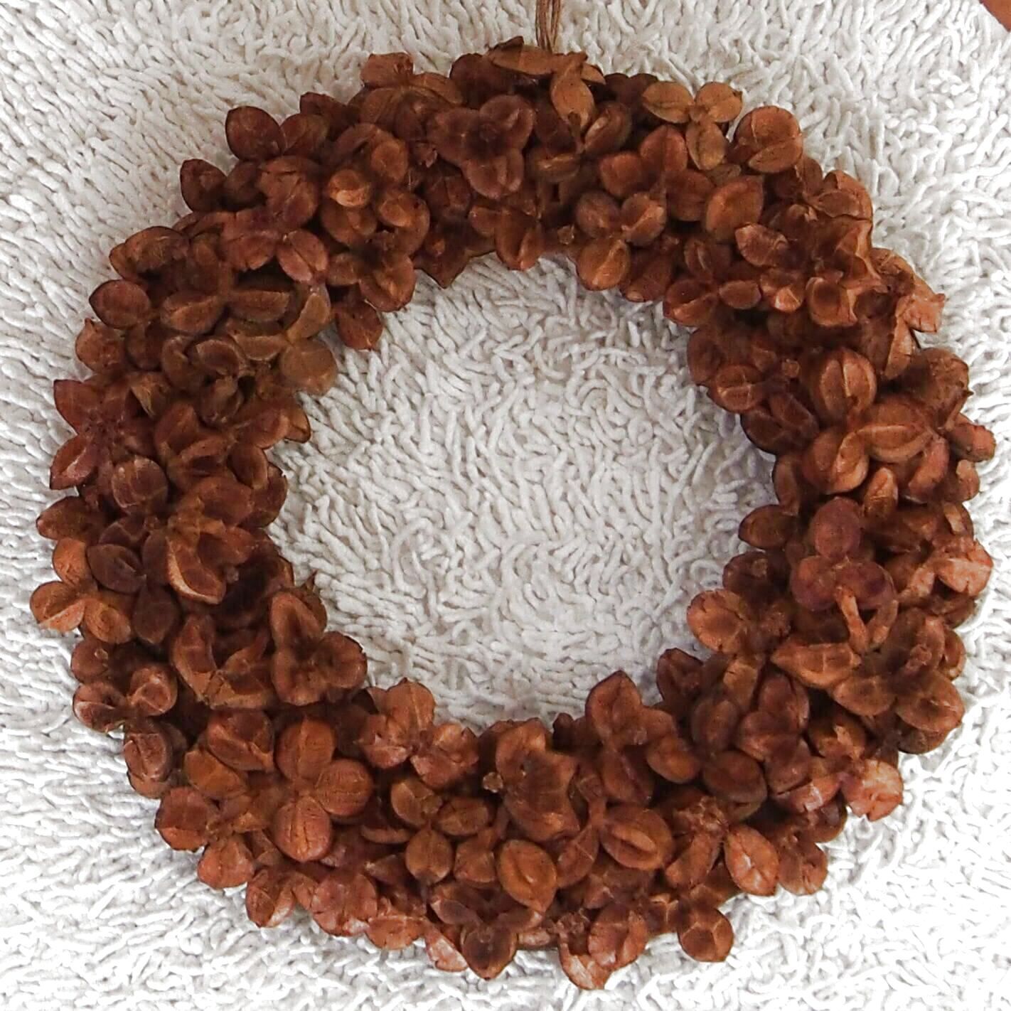 椿の実のリース（ベース）です～　アレンジ作品を数点、紹介します！！！