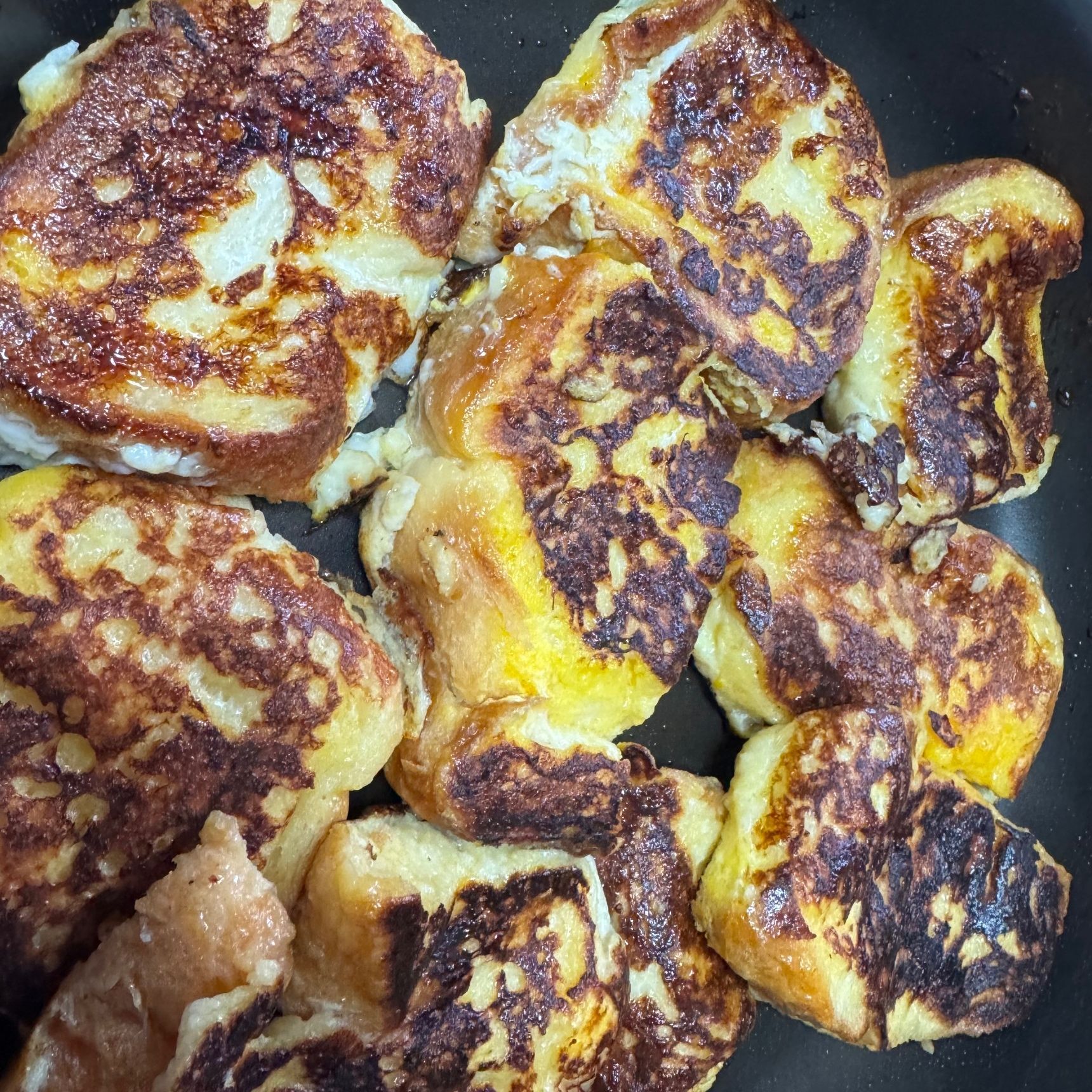 浸かっているパンをフライパンで焼きます