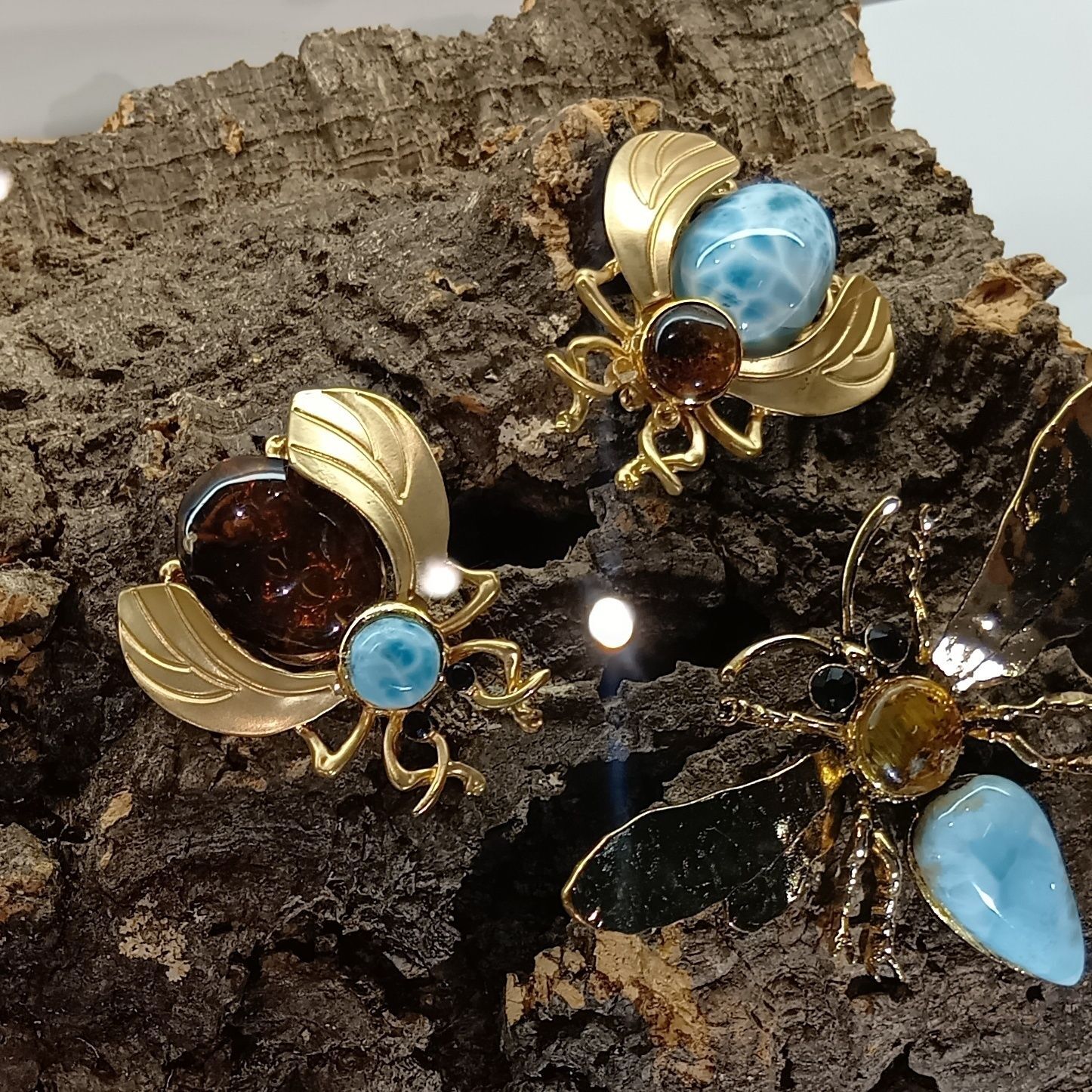 愛と調和の象徴『ラリマー』→天然ラリマーは世界的にも稀少で、同じものは二度と同じ色・模様には出会えない「一期一会」の石とも言われています。