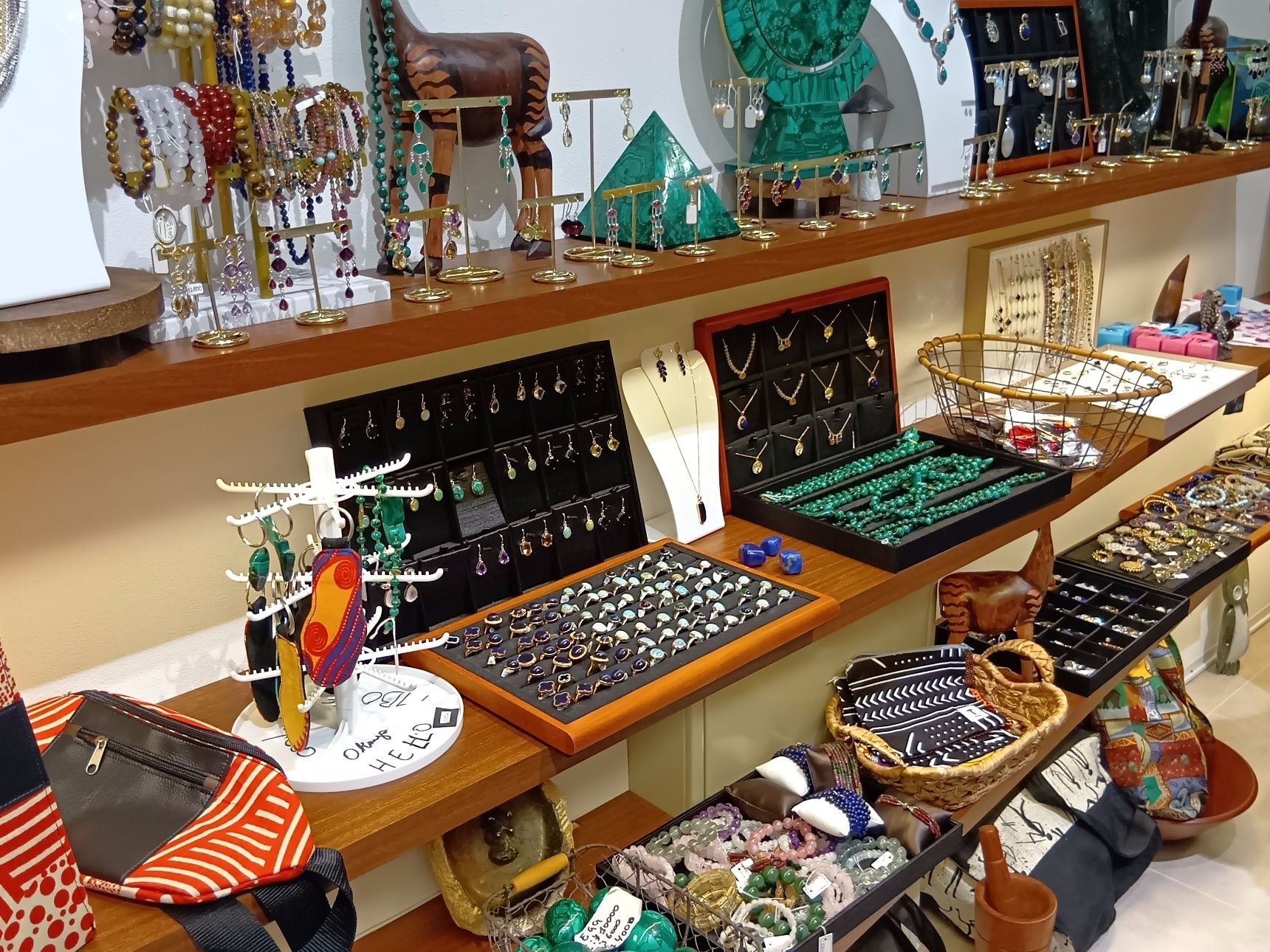 その美しい青色と一期一会の模様に惹かれ、思わず手に入れたくなりました。 その後、関西万博の他の国のショップでもラリマーを探してみたりして、ますます魅力に引き込まれていきました。