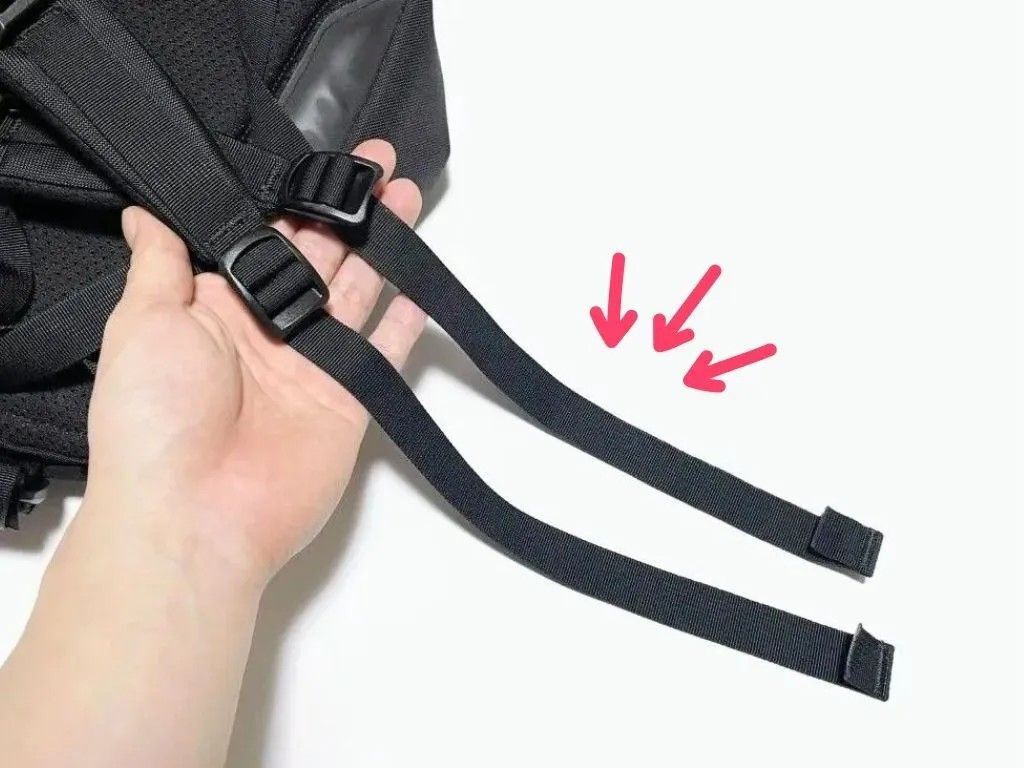 「リュックの紐、ブラブラして邪魔」問題は〈100均アイテム〉で解決！これは即買い決定です♪