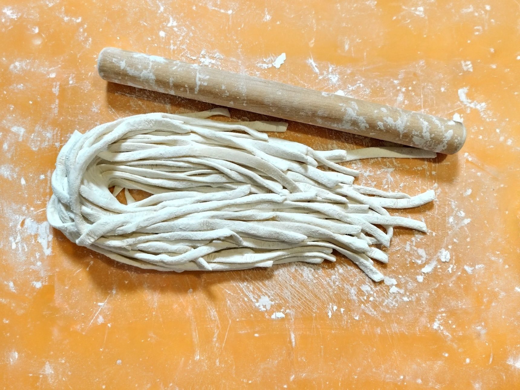 6.生地に、（分量外の）薄力粉をまぶす→お好みの厚みで大きな長方形に伸ばす→（三つ折りするので、生地同士がくっつかないように、再度、薄力粉をまぶす）→三つ折りにしてお好みの幅で切る