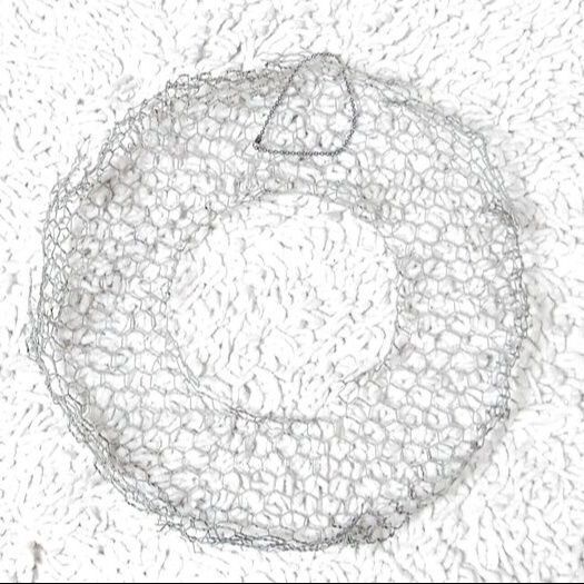 いつもの丸形の金網リース型です