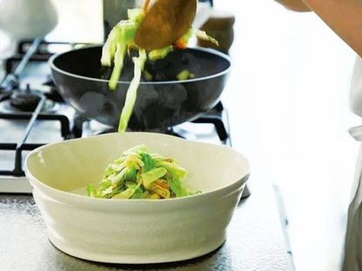 北京生まれの料理家の、とっても美味しい「キャベツ炒め」の作り方。桜えびの香りを移した「桜えび油」で炒めてください♪