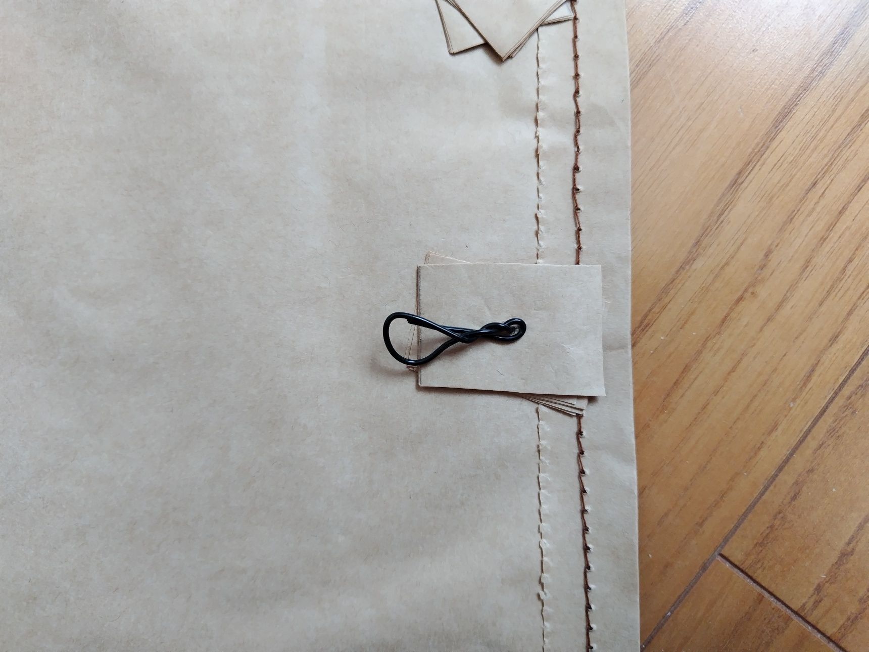 針金部分の補強を裏から見ると…