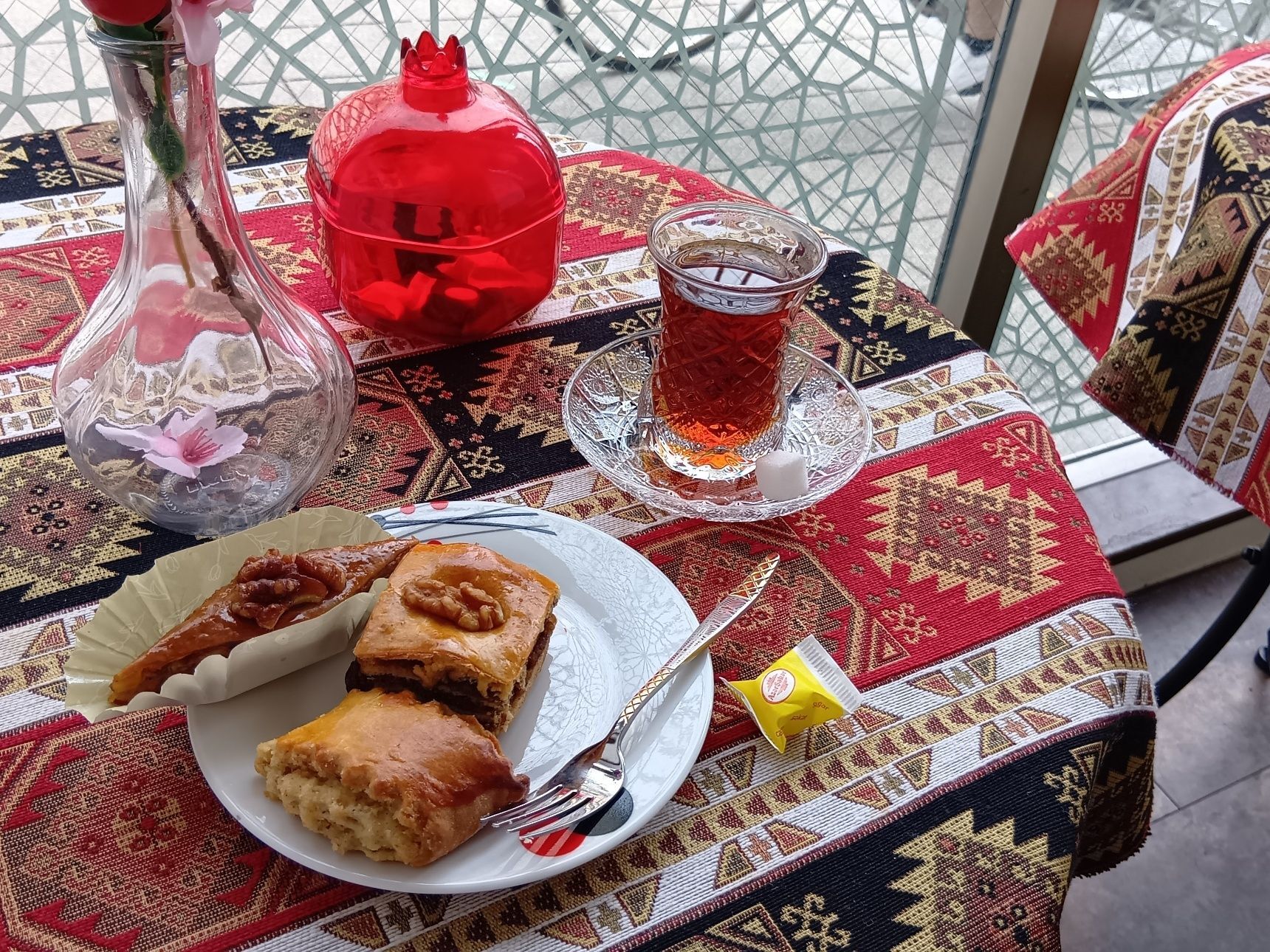 アフター万博をソロ活で！2月NEWオープンの異国カフェ体験～！アゼルバイジャン ざくろの木！