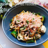 仕上げのマヨネーズが食欲増進！！フライパンごと食卓へ。野菜カレー焼きそば