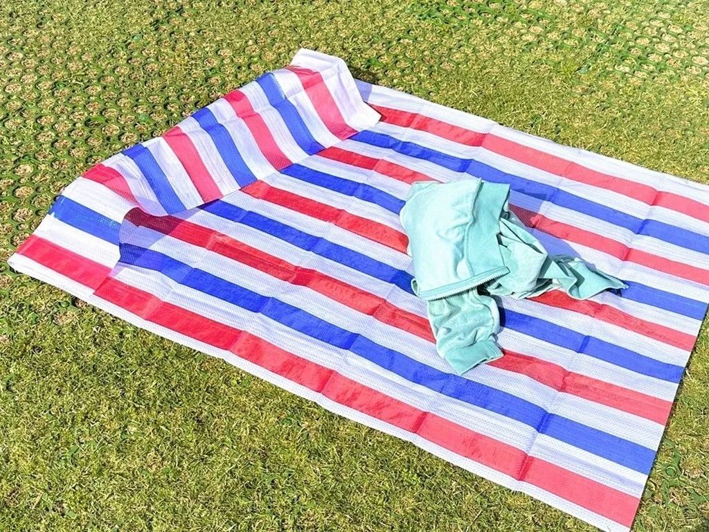 お花見の「レジャーシート、風で飛んじゃう」問題がたったこれだけで解決！？簡単すぎる裏ワザがスゴかった♪　