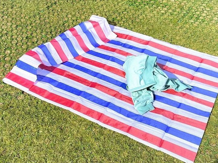 お花見の「レジャーシート、風で飛んじゃう」問題がたったこれだけで解決!?簡単すぎる裏ワザがスゴかった♪